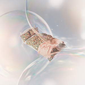 王者女英雄被绳子束手束脚
